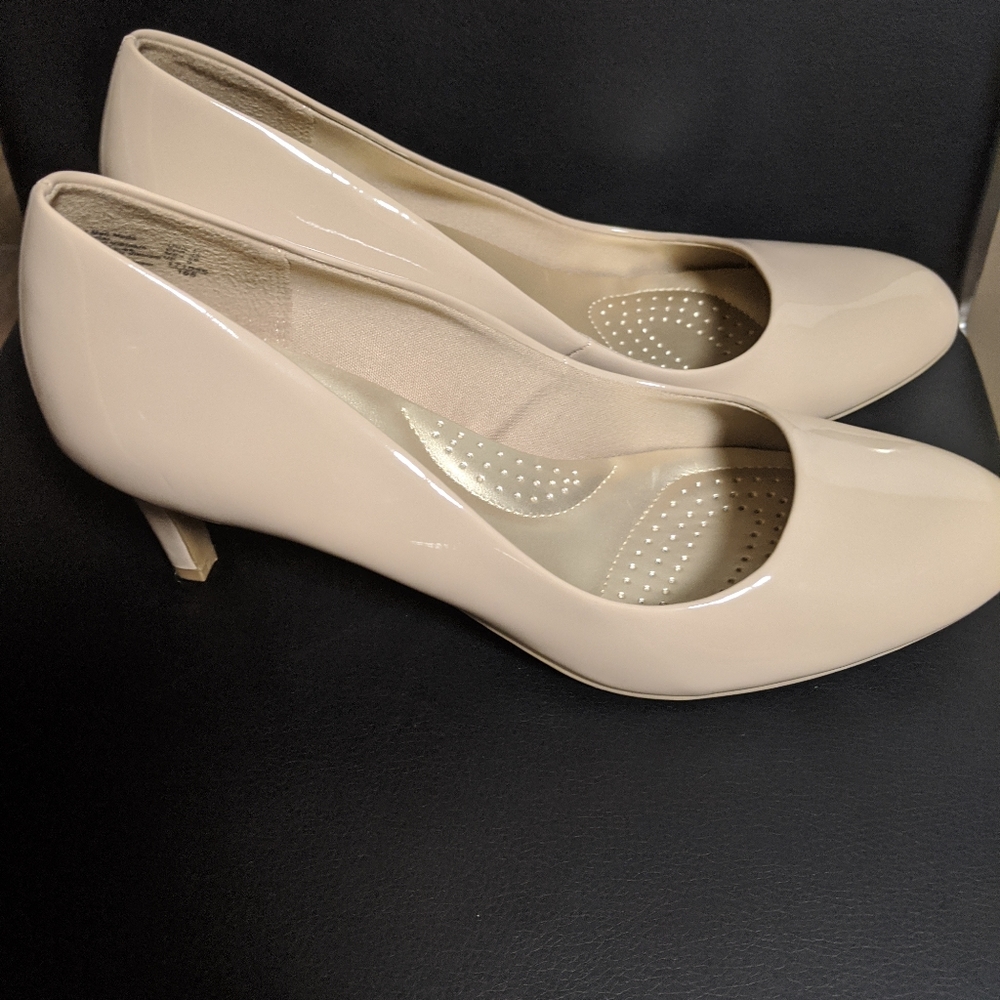 Creme colored heels size 11